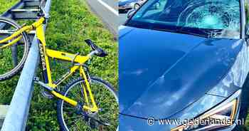 Fietser probeert A16 over te steken, maar wordt aangereden door auto