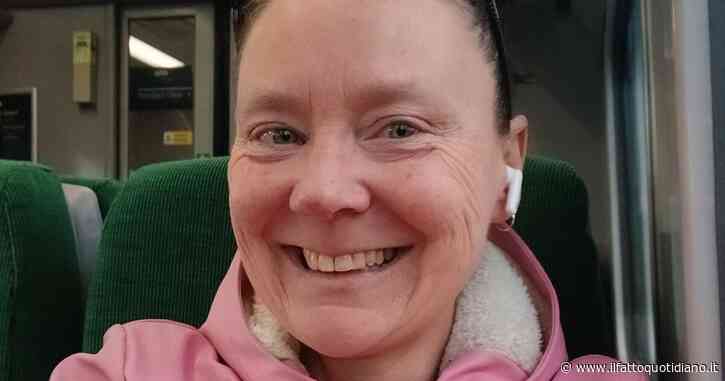 Corre in topless la maratona di Londra dopo una mastectomia per il cancro al seno: la storia di Louise Butcher fa il giro del web