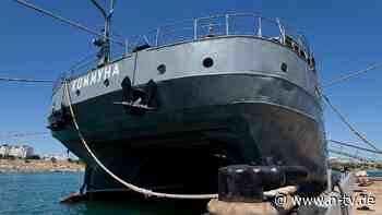 Explosion in Krim-Hafen: Ältestes russisches Marineschiff steht in Flammen