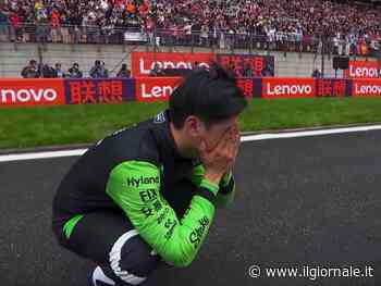 Zhou si inginocchia in pista e piange a dirotto: cosa è successo dopo la fine del Gp di Cina