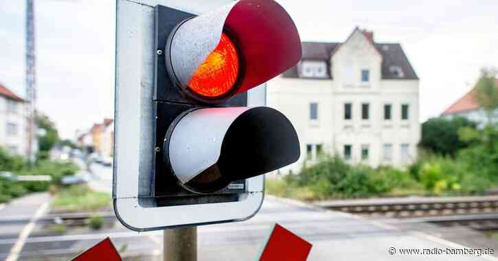 Geschlossene Schranken ignoriert: Auto kollidiert mit Zug