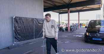 Mats Wieffer komt op krukken aan bij Kuip en mist bekerfinale: ‘Ik weet niet precies hoe ernstig het is’