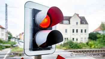 Trotz roter Ampel: Autofahrerin fährt auf Bahngleise und kollidiert mit Zug