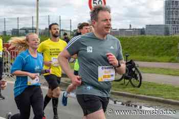 Ook politici deden mee aan de 10 Miles: wie was het snelst? En wie werd afgetroefd door zijn zoon?