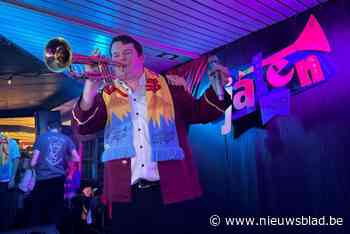 Kandidaat-prins Sjalen (28) stelt campagnelied voor met livemuziek, ‘sjals’ en ‘fritten mé pateikes’