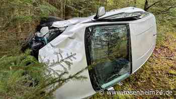 Junger Fahrer (19) schleudert mit Auto in Waldstück und landet auf der Seite