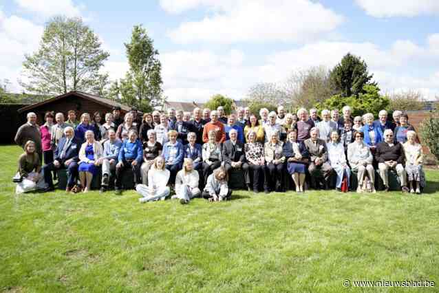 Magda verrast tijdens familiereünie met boek over stamboom