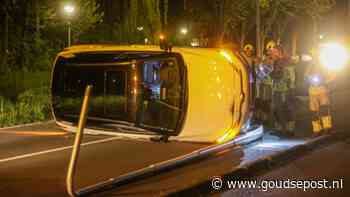 Auto rijdt tegen lantaarnpaal en komt vervolgens op kant terecht