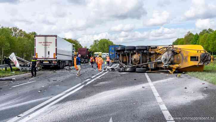 Ravage op de snelweg: drie vrachtwagens botsen op elkaar, twee gewonden