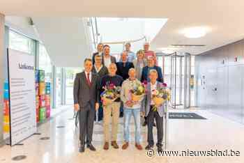 Stad zet gepensioneerde leerkracht en directeurs in de bloemetjes