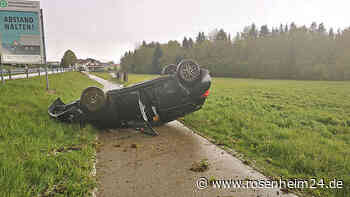 Auto überschlägt sich bei Teisendorf – Fahrer (28) mit Glück im Unglück