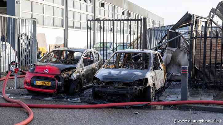 Brand bij autobedrijf in Roosendaal is aangestoken: scooterrijder gezocht