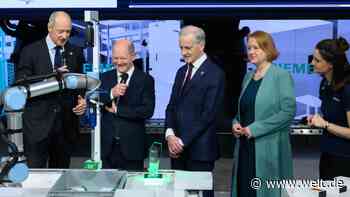 Scholz ringt mit Roboter: „Hallo KI, schneller“