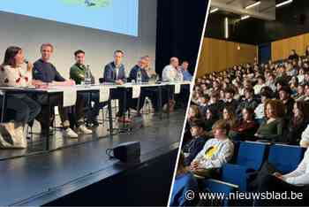 Leerlingen Sjabi wonen politiek debat bij: “50% weet niet waar partijen voor staan”