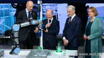 Scholz bittet Roboter um Gefallen – und wird eiskalt ignoriert