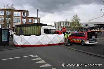 Fietser raakt zwaargewond bij dodehoekongeval met vrachtwagen