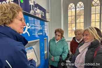 Nu loketten minder open zijn, leren senioren treintickets kopen via automaat: “Veel mensen hebben schrik om iets verkeerd te doen”