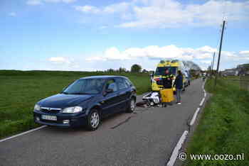 Pizzabezorger klapt achterop personenauto