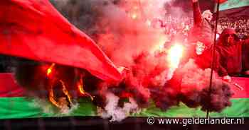 KNVB gaat supporters die vuurwerk afstaken tijdens bekerfinale Feyenoord-NEC opsporen en verbannen uit stadions