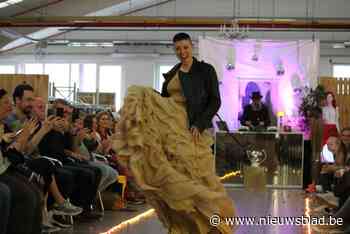 Leerlingen PIKOH maken outfits van stoffen en oude kleren uit kringloopwinkel Okazi