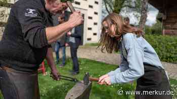Glaube ist auch Arbeit: Jugendliche schmieden die Kreuze für ihre Konfirmation selbst.
