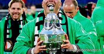 Arne Slot lacht vriendelijk bij vraag van supporter, maar houdt deur naar nieuwe club nadrukkelijk open