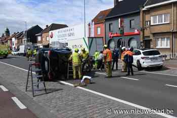 Man (42) knalt tegen geparkeerde wagen en kantelt, brandweer bevrijdt bestuurder