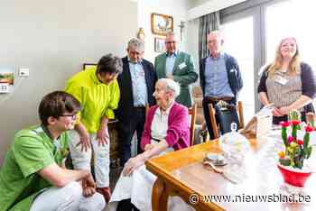School richt klaslokaal in op de werkvloer: studenten verpleegkunde volgen les in rusthuis