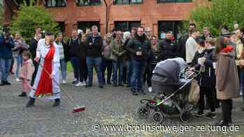 Isenbüttels Samtgemeindebürgermeister fegt vor eigenem Rathaus