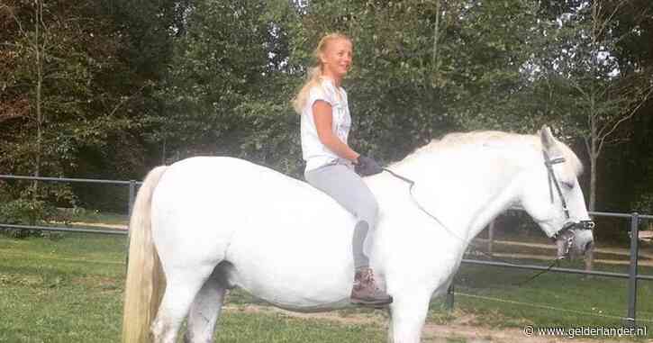 Santos, het allergrootste maatje van Aukje, is gegrepen door een wolf: ‘Ik durf geen paarden meer in de wei te laten staan’