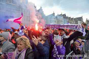 Honderden Beerschotfans vieren titel en promotie tijdens huldiging op Grote Markt: “Het zijn mooie dagen om een Rat te zijn”