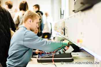 Provinciaal onderwijs vervangt traditionele schoolboeken door interactieve leerkoffers