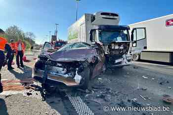 Zwaar ongeval met twee vrachtwagens en twee wagens op E40: drie mensen afgevoerd