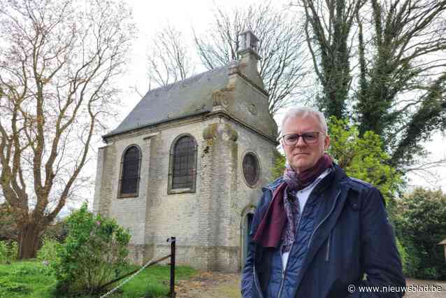 Groot feest voor vernieuwd klokkentorentje van Amelgemkapel: “Maar het werk is niet af, we zullen nog veel kaarsjes moeten branden…”