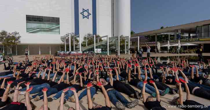 Familien von Geiseln protestieren in Tel Aviv