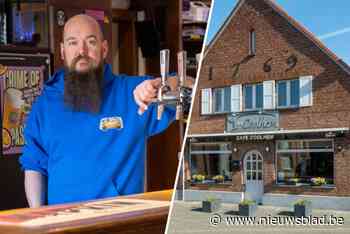 Ex-vloerder Jurgen runt café alsof hij nooit iets anders heeft gedaan: “Ik doe gewoon mijn ding”