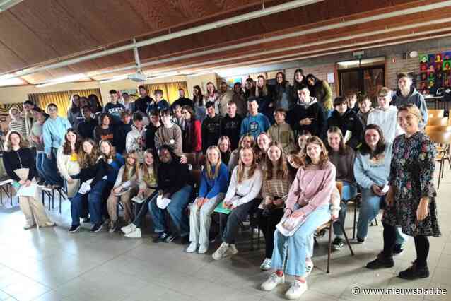 Auteur Jennifer Vrielinck leest en schrijft met leerlingen OLVC Grotenberge