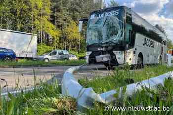 Zware crash met bus op Oosterring in Genk: chauffeur gewond