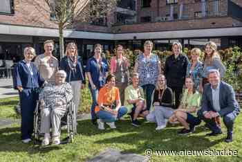 Nieuwe werkkledij voor medewerkers woonzorgcentra Motena: “Maar die broeken en jasjes zijn niet verplicht”