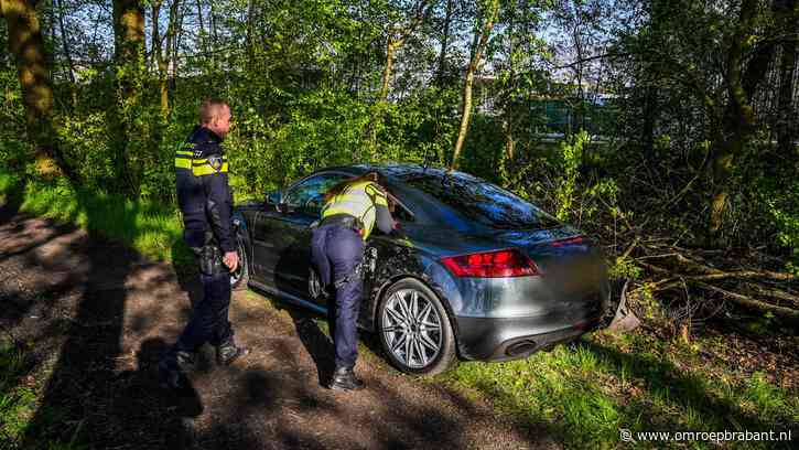 Wilde politieachtervolging in Geldrop: man ramt auto's en vlucht