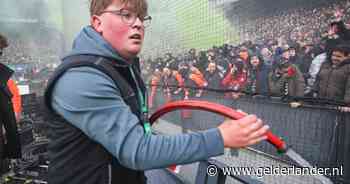 Wessel bluste brand in De Kuip en voorkwam erger: ‘Toen we steward zagen rennen, wisten we genoeg’