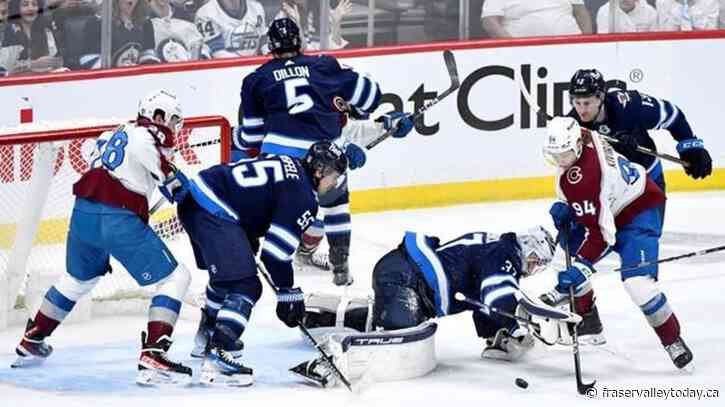 Avalanche roll past Jets 5-2, head home with series tied 1-1