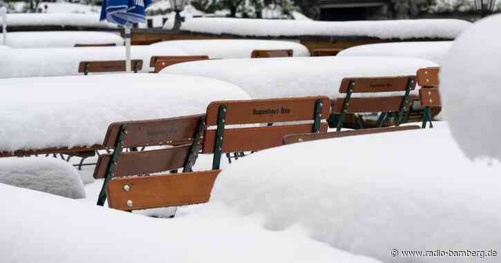 Schnee teilweise bis ins Flachland