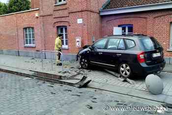 Auto smakt tegen elektriciteitskast: tientallen gezinnen zonder stroom