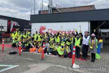 Medewerkers Chemours en leerlingen TSM houden opruimactie: “Lokaal milieusteentje bijdragen”