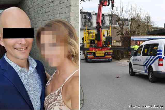 Mathias (44) toont speurders tijdens reconstructie wellnessmoord hoe hij zijn vrouw Stephanie (43) doodstak: “Hoe is het tot zo’n uitbarsting kunnen komen?”