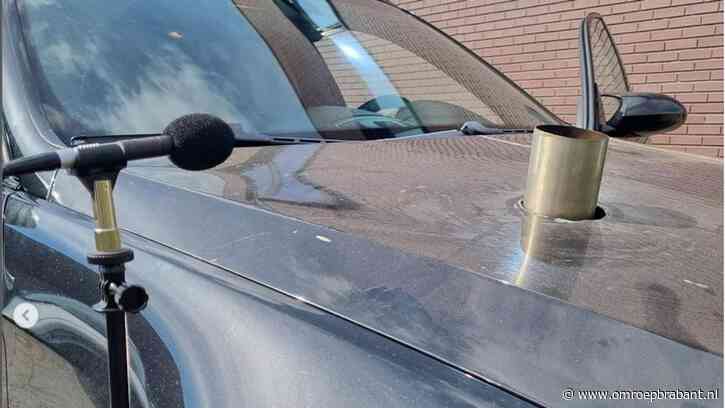 Politie doet bijzondere vondst: uitlaat steekt boven motorkap uit