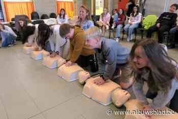 Zesdeklassers Het Oogappeltje ‘redden’ hun directeur John Moeskop: geslaagde reanimatietraining op school