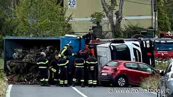 Incidente via Salaria: scontro auto-tir, camion perde carico di tronchi. Chiusa la strada