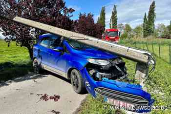 Bestuurder (58) ramt elektriciteitspaal en raakt gewond